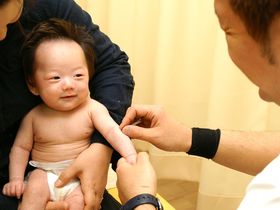 小児ハリは子供の夜泣き、イライラ、金切り声、心身の不調、免疫UPに効果があります。ちなみに写真のモデルは息子（2ヶ月）です。